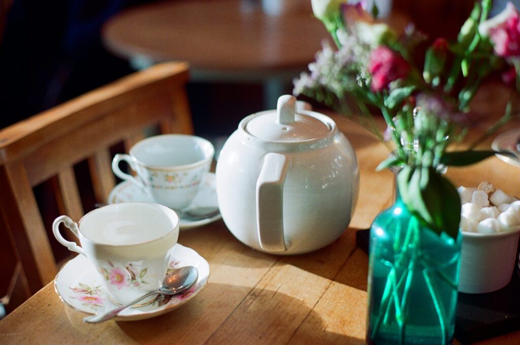 English teapot and cups